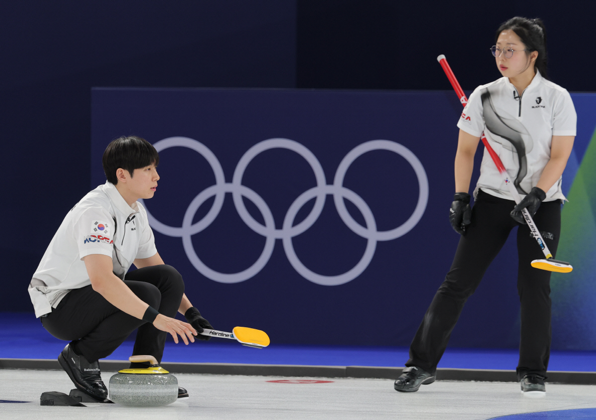 '충격, 정전에 판정논란의 희생양'이 된 한국 컬링 믹스더블, 두 엔드 …