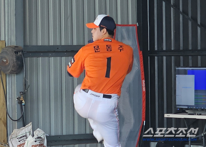 2년 연속 '불청객' 만난 문동주, 어깨 통증 → 투구 중단…'소집 D-9' WBC 대표팀 어쩌나 [SC비하인드]