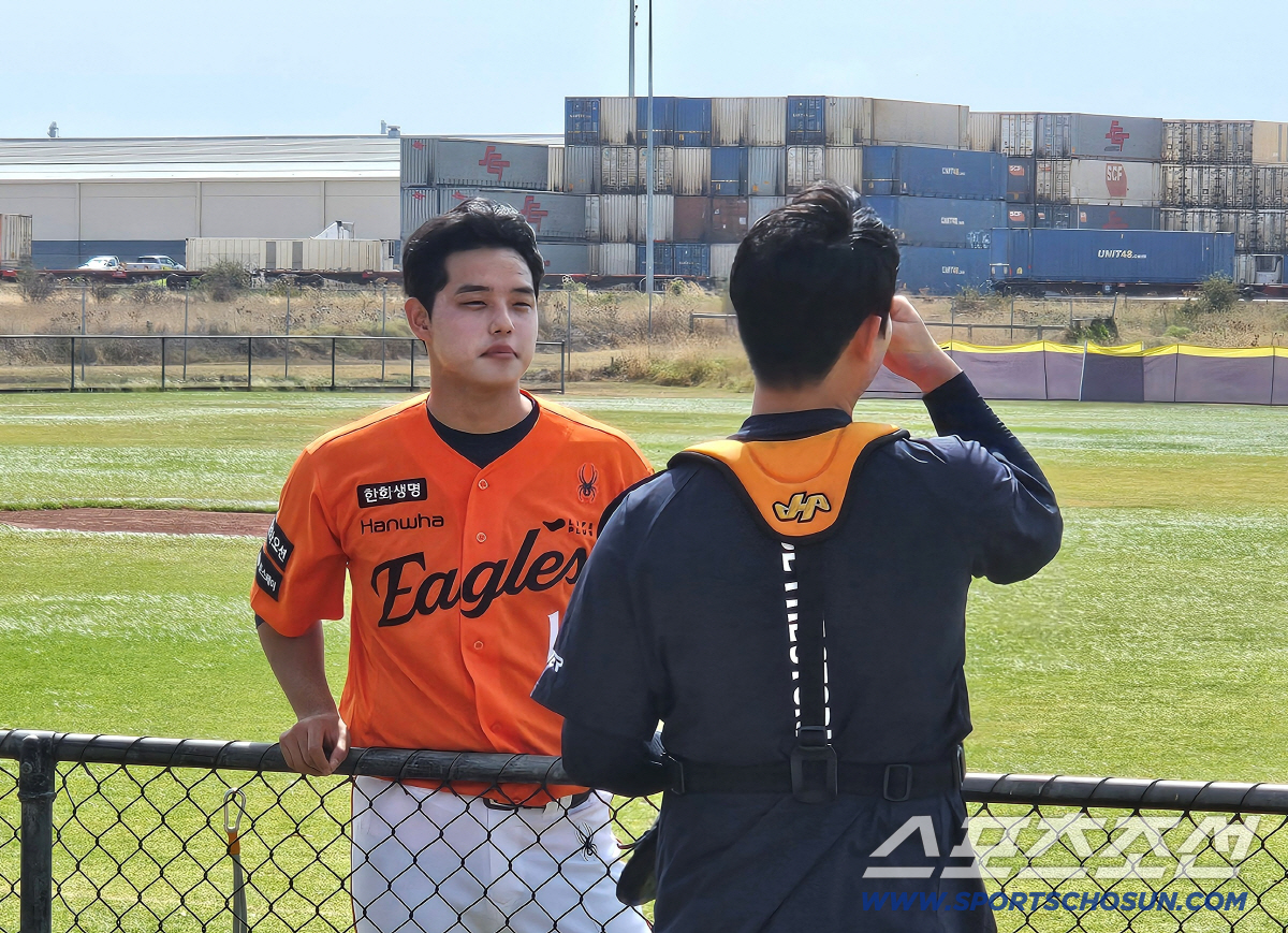 2년 연속 '불청객' 만난 문동주, 어깨 통증 → 투구 중단…'소집 D-…