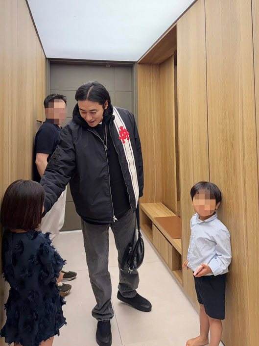 주지훈, 선우은숙 아들 집서 포착..아이들 안고 미소 '반전 매력'