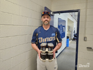 사실상 연봉 6억 삭감, 자존심 상할 외인이 동료들 위해 커피를 쏘다니...