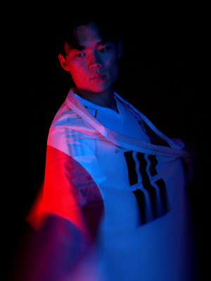 '태극기 두른' 오현규 大반전! '베식타스 최초 韓 선수'→입단하자마자 대기록 작성…활약 따라 '한국 선수 인식' 달라진다