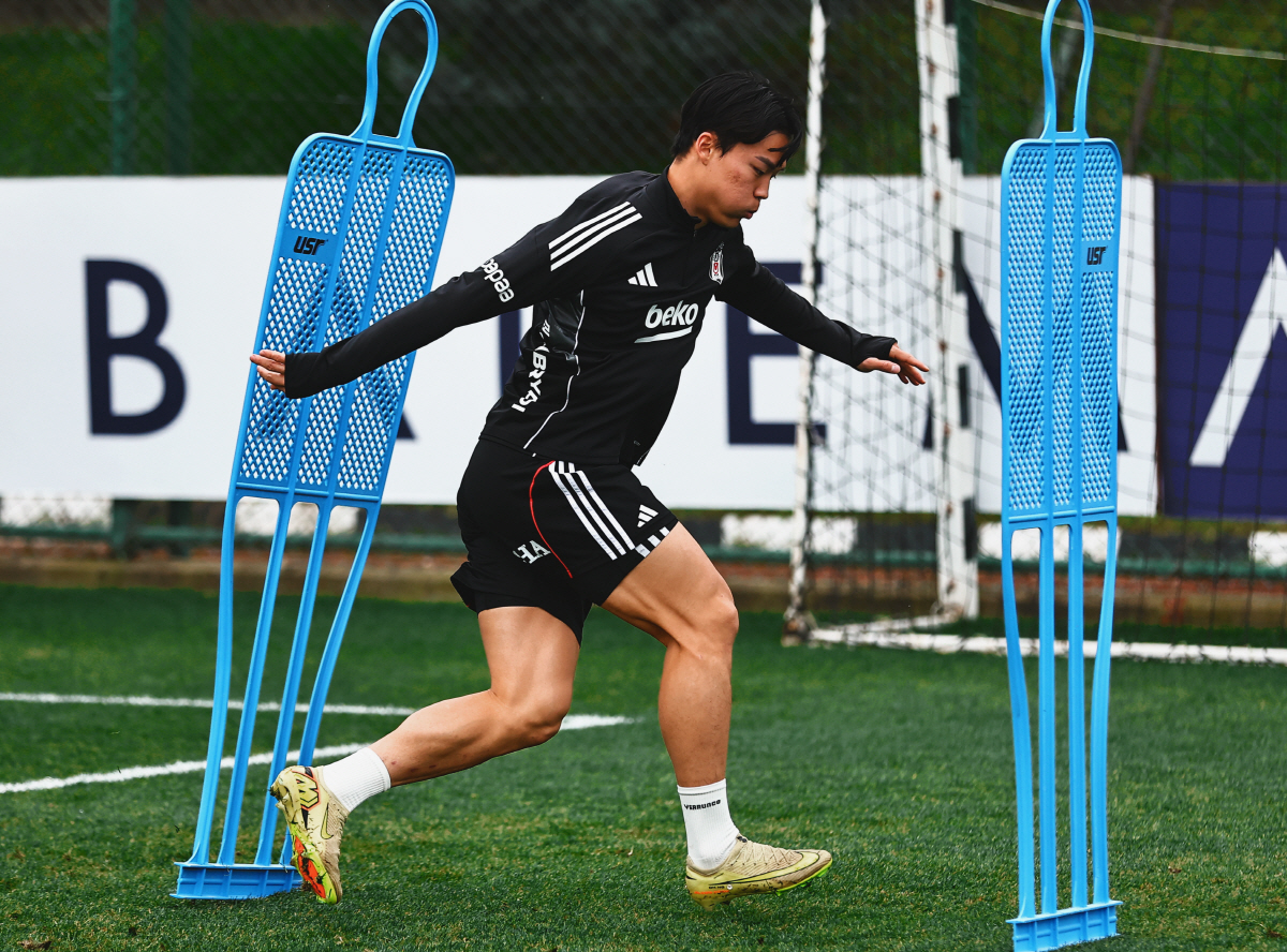 '태극기 두른' 오현규 大반전! '베식타스 최초 韓 선수'→입단하자마자 …