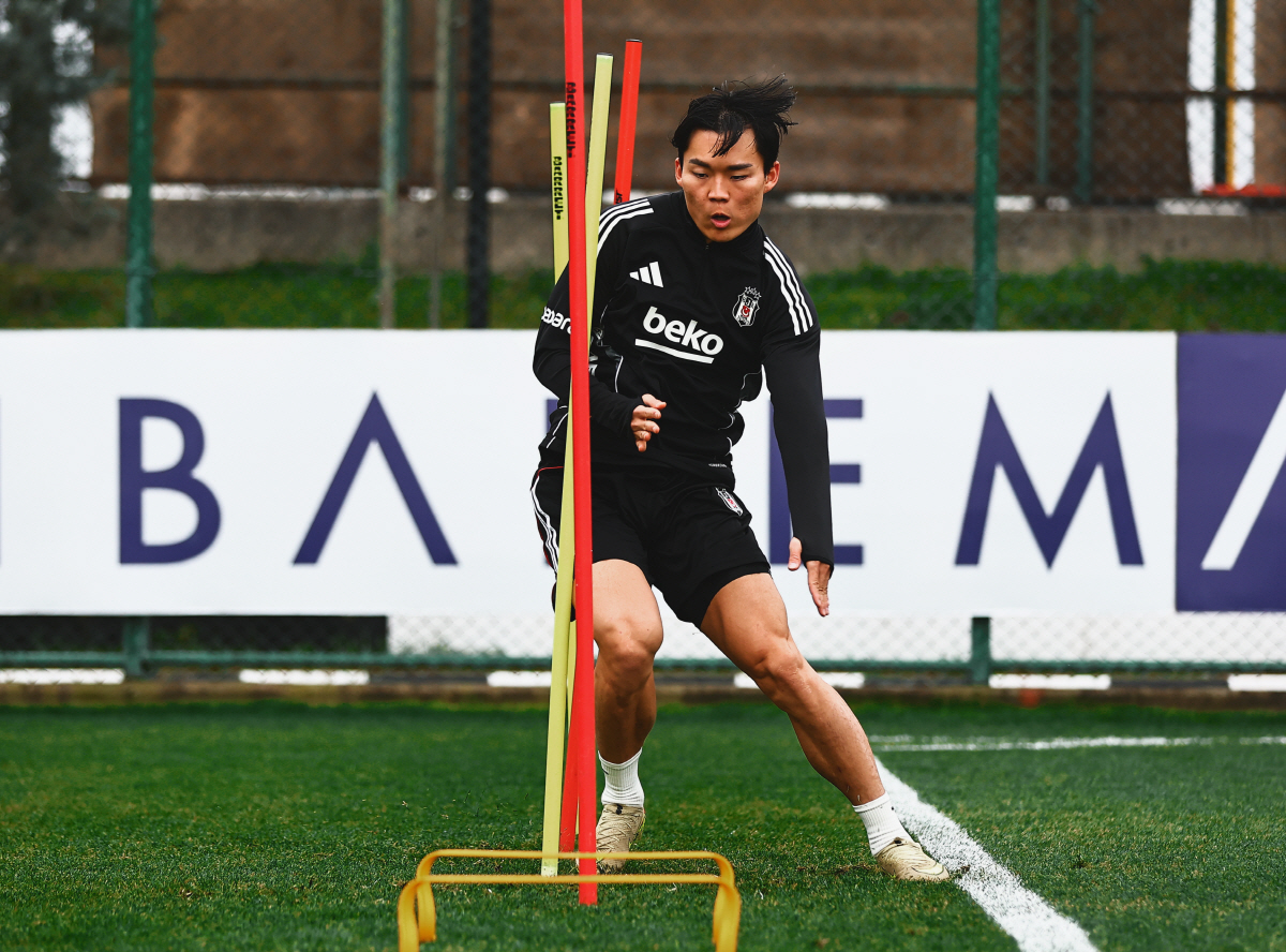 '태극기 두른' 오현규 大반전! '베식타스 최초 韓 선수'→입단하자마자 …