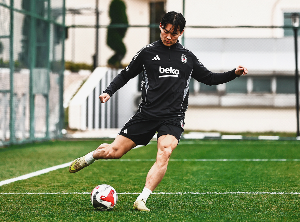 '태극기 두른' 오현규 大반전! '베식타스 최초 韓 선수'→입단하자마자 …