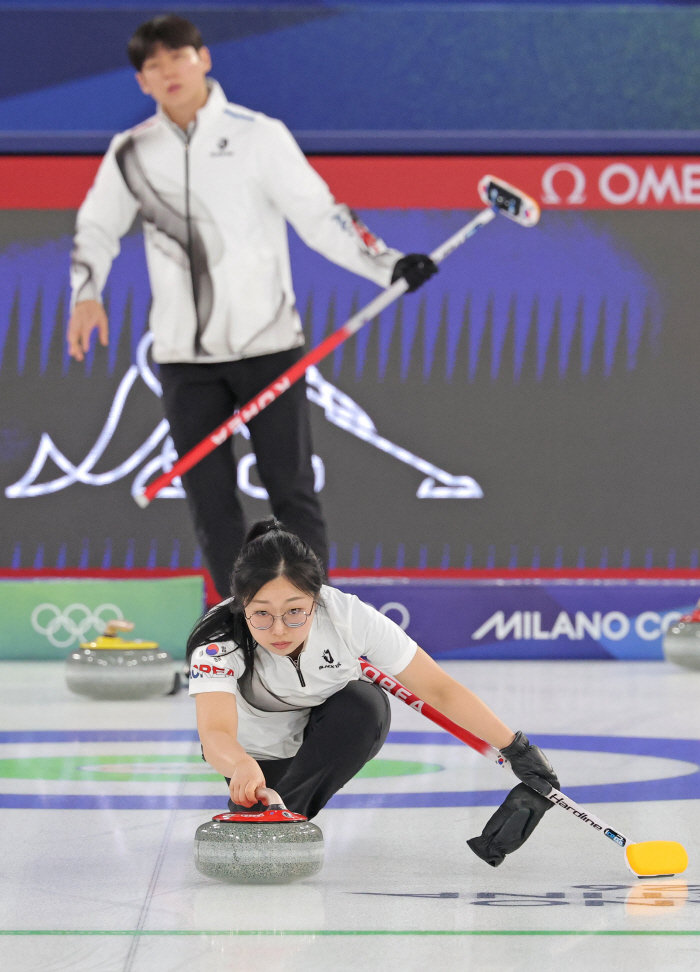 [밀라노 LIVE]'이러다 전패할수도' 韓 김선영-정영석 컬링 믹스더블 '3연패 수렁', '부부조' 스위스에도 5-8 패배...멀어지는 4강꿈