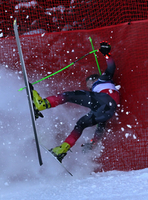 '올림픽 스키 슬로프, 날카로운 빙판!' 얼굴이 피로 물든 오스트리아 스키 국가대표, 훈련 중 '게이트 충돌→헬멧 벗겨진 채 그물망 충돌→출혈'..