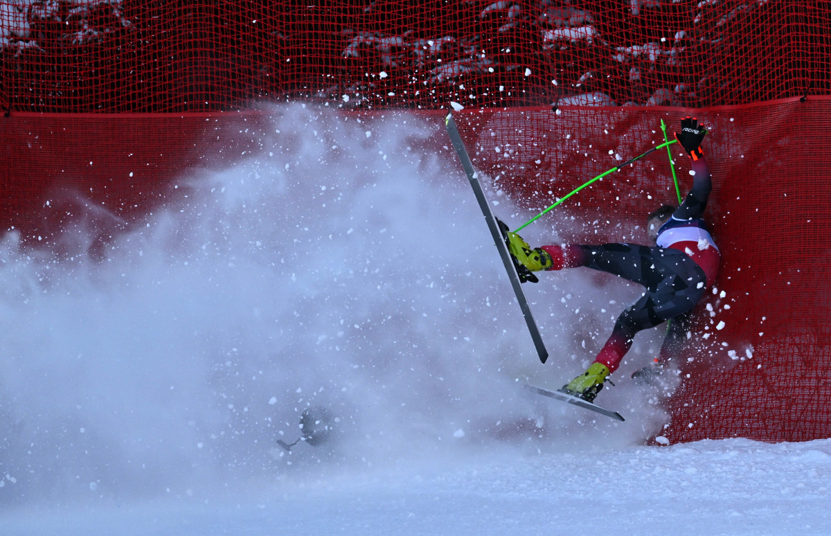 '올림픽 스키 슬로프, 날카로운 빙판!' 얼굴이 피로 물든 오스트리아 스…