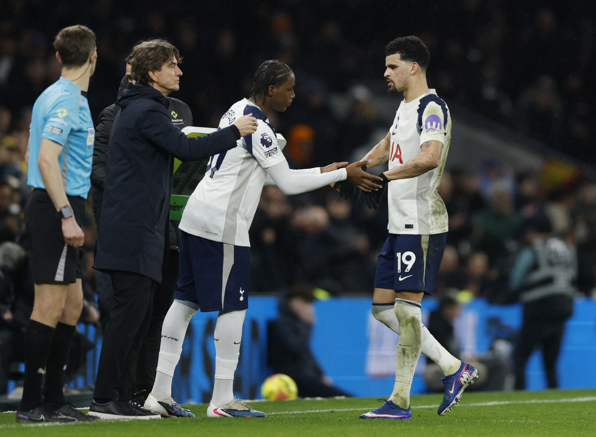 토트넘팬 혈압 폭발! 손흥민 후임 주장→SNS 폭탄에 "내부적으로 조치했…