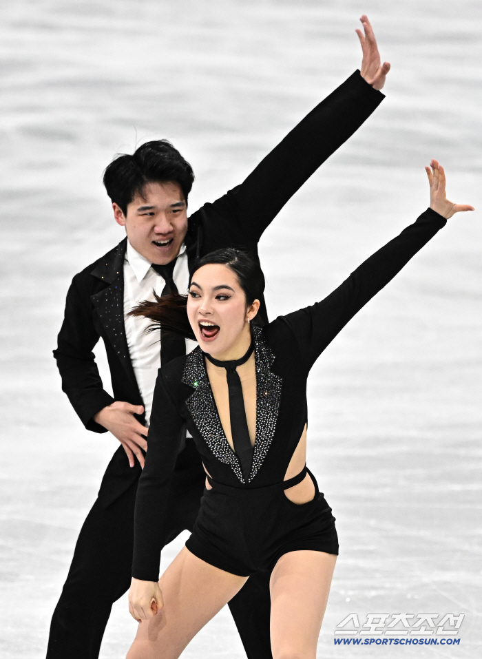 설렌다! '차준환-이해인 태극기 응원' 임해나-권예, 열정 넘치는 퍼포먼스로 올림픽 데뷔