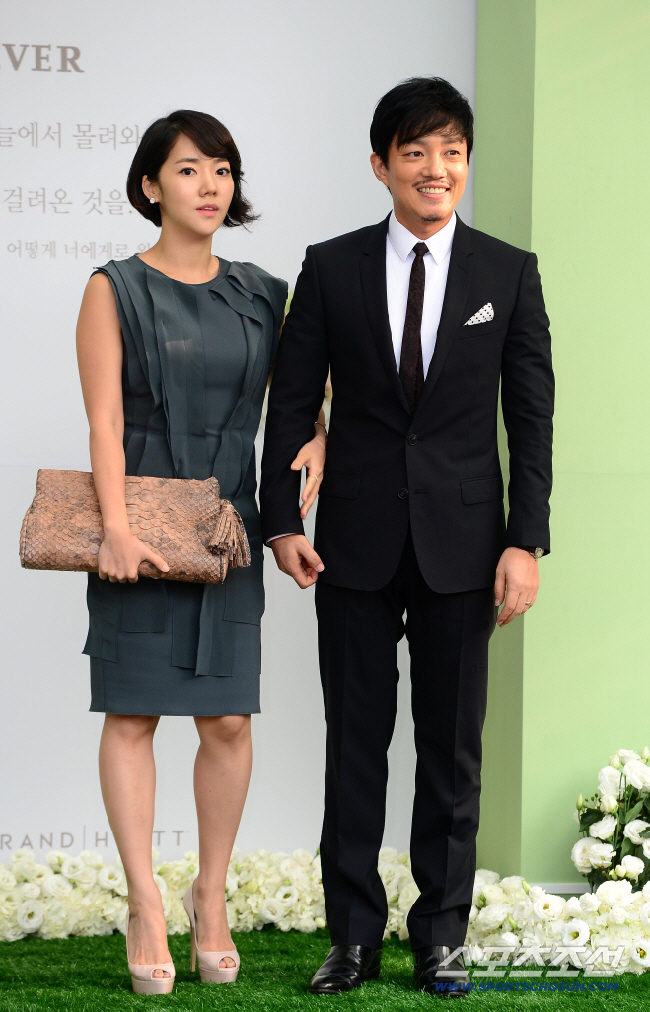 손편지로 직접 전한 이윤진 심경..“이범수와 15년 결혼  마무리. 서로…