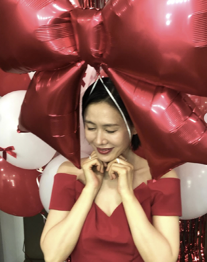 '현빈♥' 손예진, 결혼·출산 후 처음 보는 파격 의상…광고 촬영 현장 …