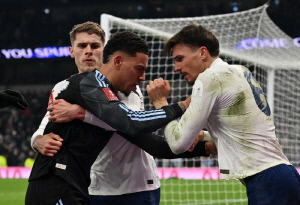 '충격, 맨유 브루노의 후계자가 이 선수라니', 토트넘 팬들이 싫어하는 애스턴빌라와의 난투극 주인공.. '로저스 영입에 1700억 쏠 수 있다'