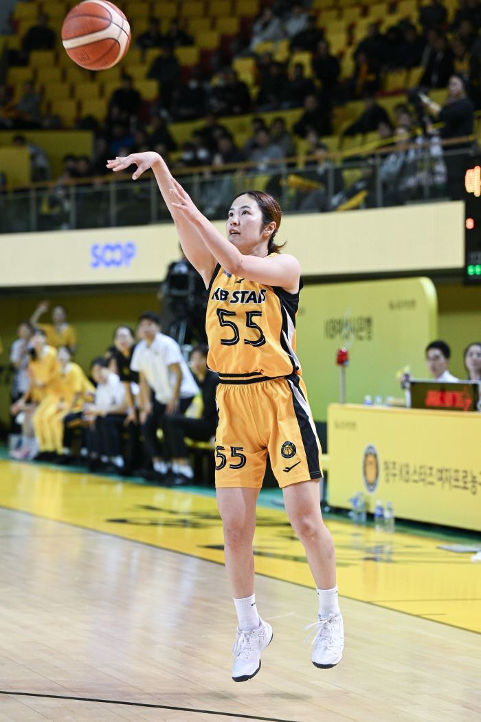 사라까지 폭발한 KB스타즈, 우리은행 꺾고 6연승 달리며 선두에 반경기차로 접근