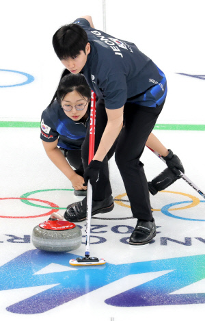 [밀라노 LIVE]'4강? 1승도 쉽지 않다' 韓 김선영-정영석 컬링 믹스더블, '세계 최강' 영국에 2-8 완패 '4연패 수렁 최하위 추락'