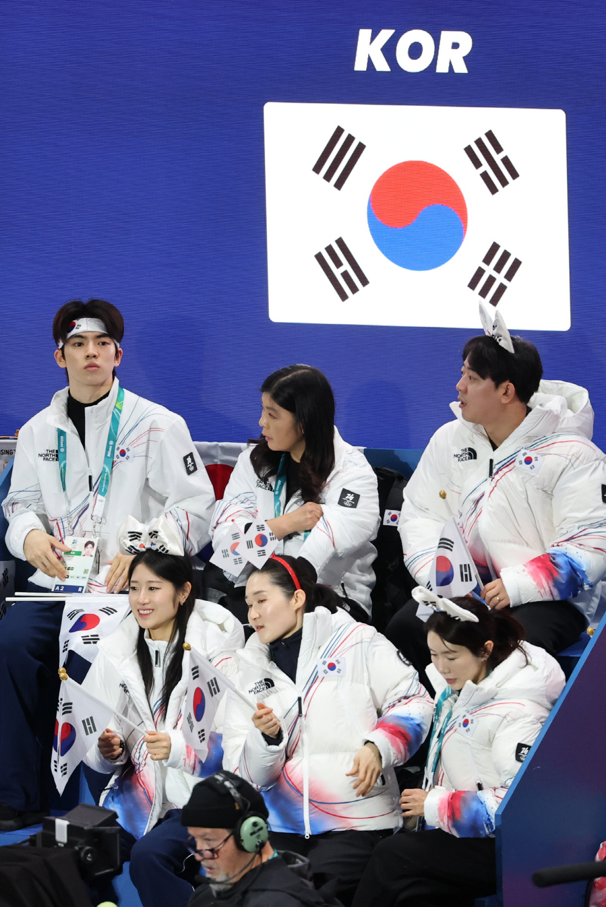 "비주얼 독립투사!" '韓 기수' 차준환 미친 존재감, 태극기 머리에 두…