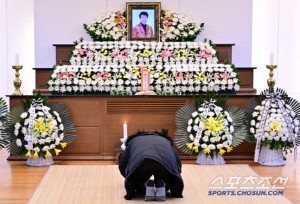 故 송대관 1주기, 태진아 오열 