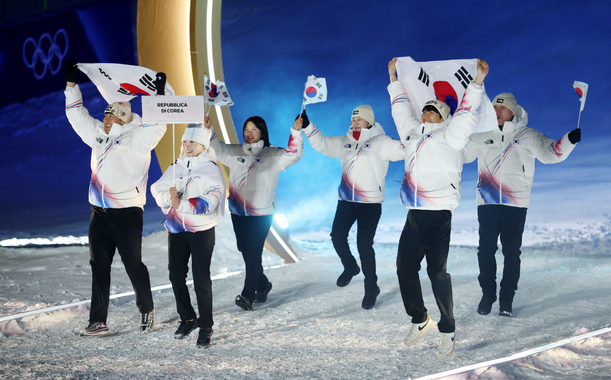 "푸치니→머라이어 캐리→아르마니까지" 무지갯빛 조화, 伊다운 '패셔너블'…