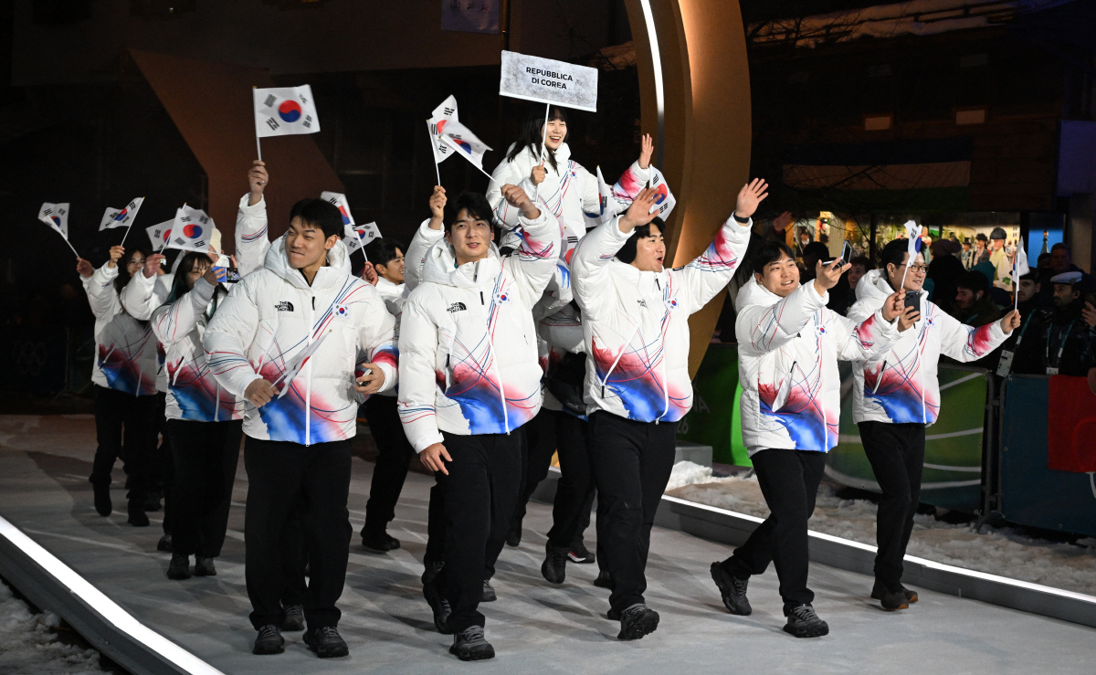 "푸치니→머라이어 캐리→아르마니까지" 무지갯빛 조화, 伊다운 '패셔너블'…