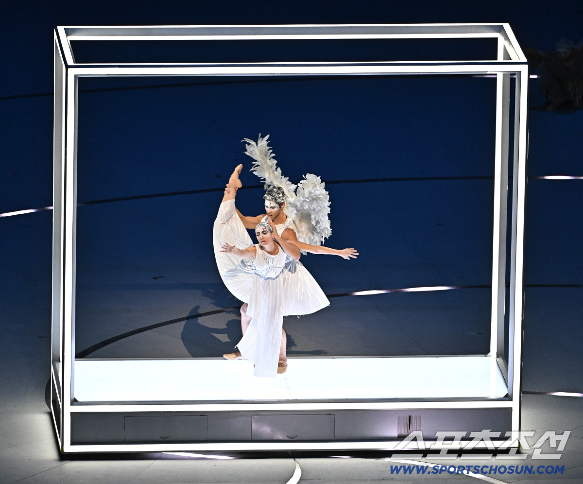 "푸치니→머라이어 캐리→아르마니까지" 무지갯빛 조화, 伊다운 '패셔너블'…