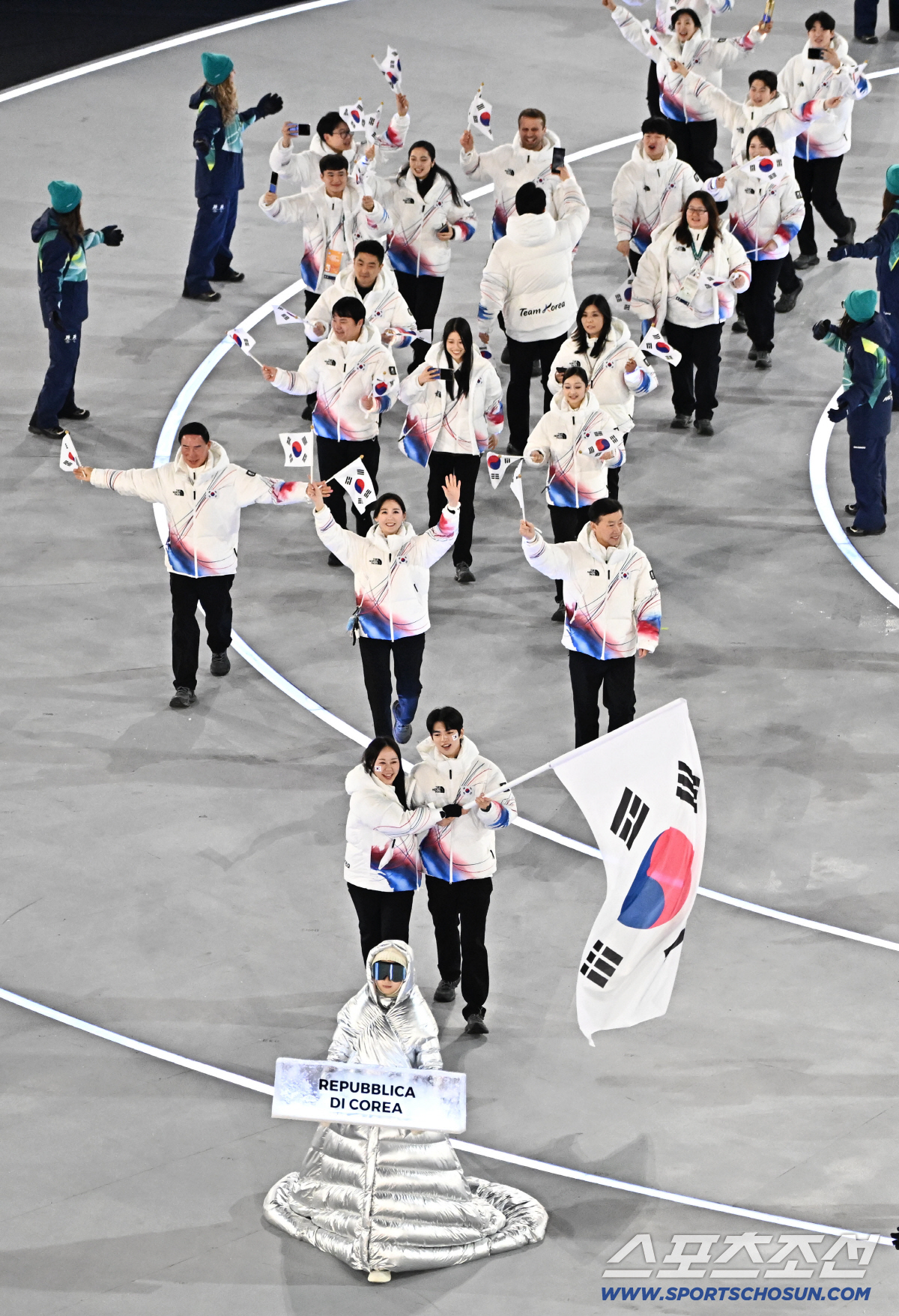 "푸치니→머라이어 캐리→아르마니까지" 무지갯빛 조화, 伊다운 '패셔너블'…