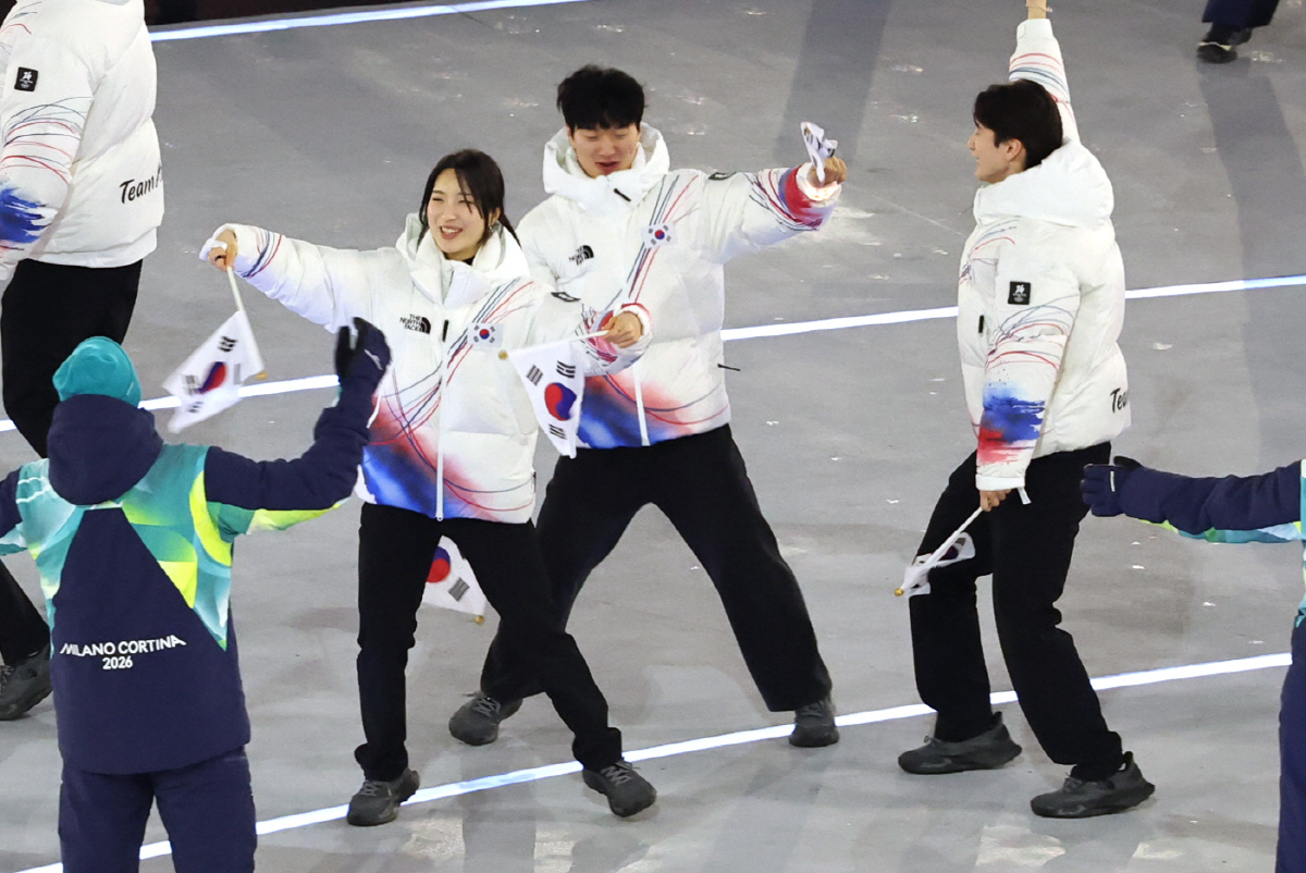"푸치니→머라이어 캐리→아르마니까지" 무지갯빛 조화, 伊다운 '패셔너블'…