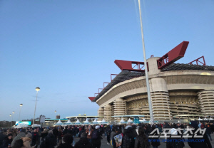 [밀라노 현장]세계인의 축제 맞네! 산시로로 쏟아진 전 세계 팬들, 본격 열기 더한 올림픽