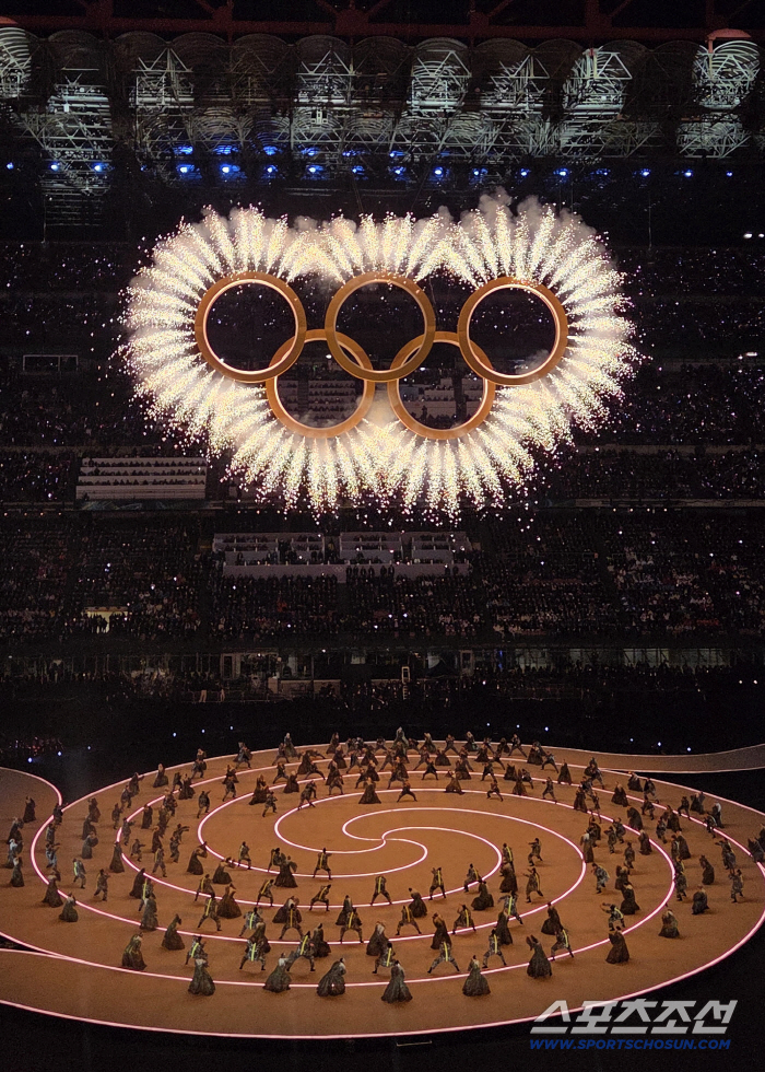 "여기가 천재 다빈치의 나라입니까" 밀라노-코르티나올림픽 다빈치 영감 받은 초신박 '구'모양 성화대 점화! 17일 열전 스타트[개회식 현장]