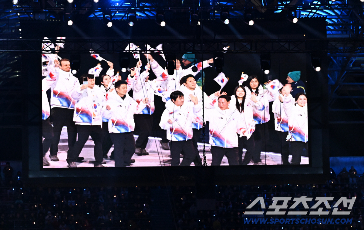 [밀라노 LIVE]"지금까지 이런 올림픽 개회식은 없었다" 선수단 입장!…