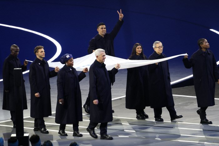 [밀라노 LIVE]"평창 너무 추워서 못 벗겠다"→상의 탈의 감행...8년 만에 재등장한 '통가 근육맨', 이번엔 어색한 '정장 차림'