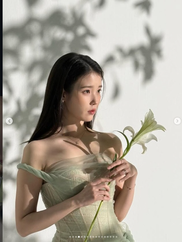 아이유, 자연광도 질투할 청초함…'1월도 분위기 장인' 좋아요 폭발