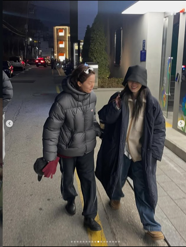 아이유, 자연광도 질투할 청초함…'1월도 분위기 장인' 좋아요 폭발