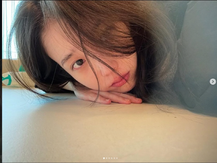 아이유, 자연광도 질투할 청초함…'1월도 분위기 장인' 좋아요 폭발