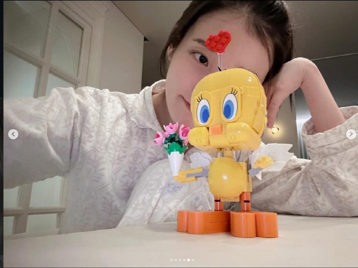 아이유, 자연광도 질투할 청초함…'1월도 분위기 장인' 좋아요 폭발