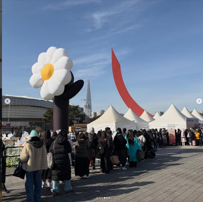 지드래곤, '데이지 호두과자' 역조공 美쳤다…공연은 7시인데 새벽 대기줄…