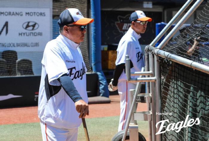 '자리없다' 했지만…'1억원 막차' 잔류, "화끈한 야구" 진짜 되나