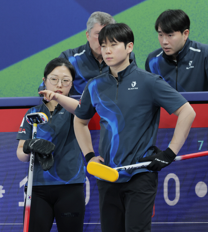 [밀라노 LIVE]"중꺾마!" 눈물 닦은 韓 컬링 믹스더블 끝나지 않았다…美 상대로 전반 3-1 리드