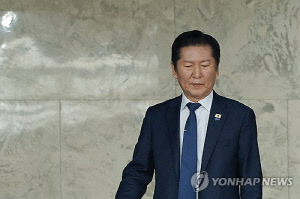 거센 반대에 출구는 어디…기로에 선 정청래의 '합당 제안'