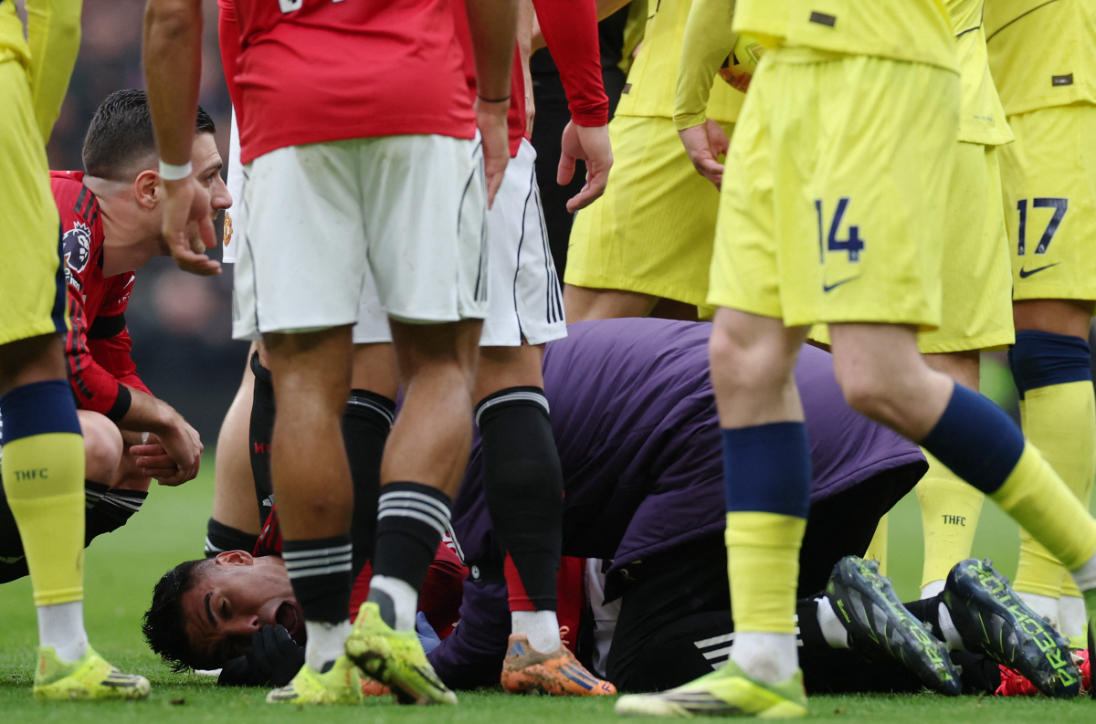 "네가 주장이냐" 손흥민과 비교되는 후임 로메로…맨유전 살인태클 퇴장으로…