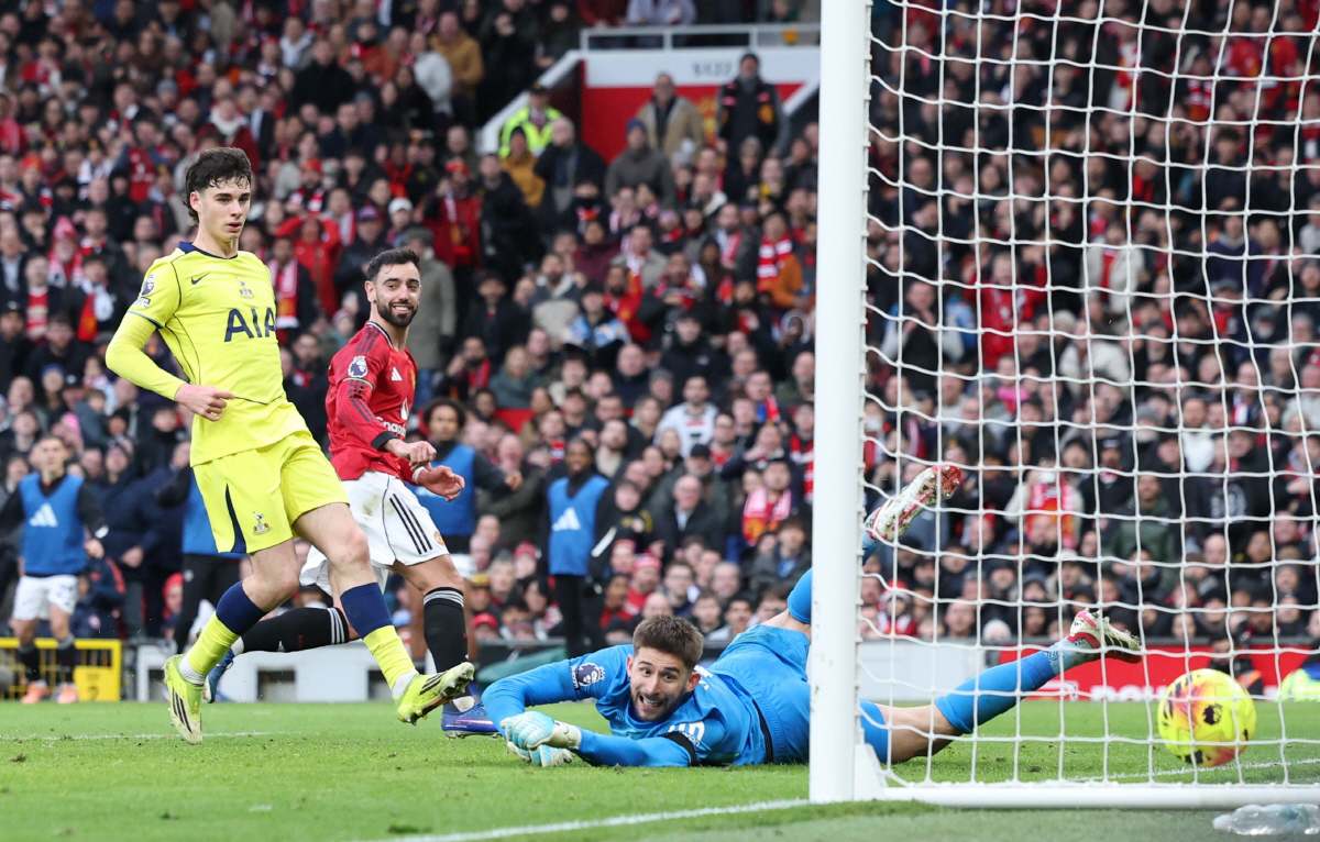 "네가 주장이냐" 손흥민과 비교되는 후임 로메로…맨유전 살인태클 퇴장으로…