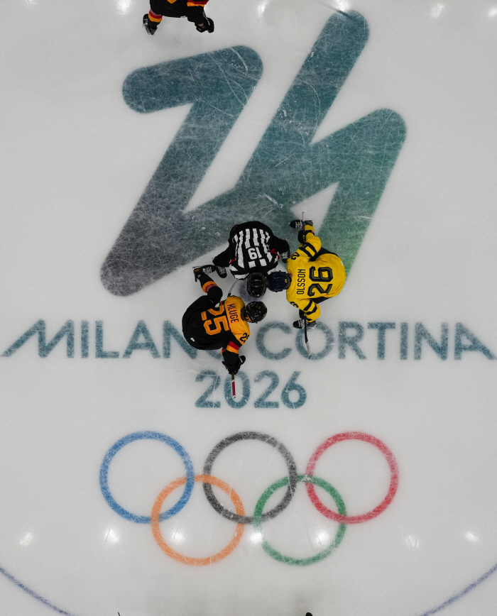 대충격! '뭘 먹었길래' 핀란드에 이어 스위스 여자 아이스하키도 '노로바이러스' 악령...개회식도 불참