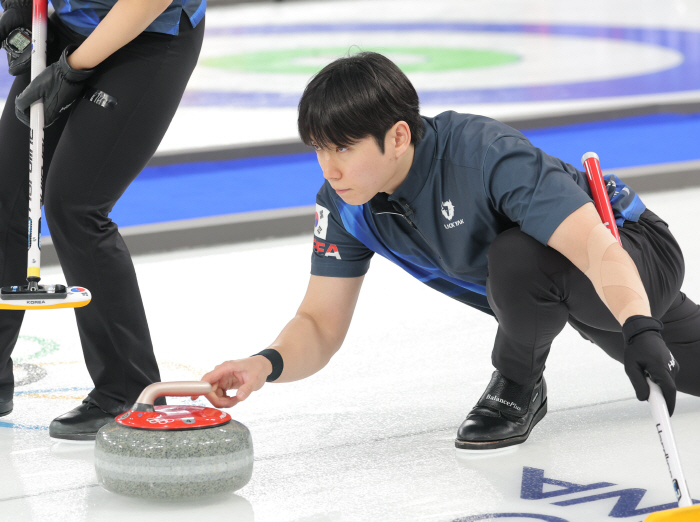 [밀라노 LIVE]"드디어 이겼다!" 한국 컬링 믹스더블 패패패패패→승, '값진 승리' 연장 접전 끝 미국 제압 '1승5패'