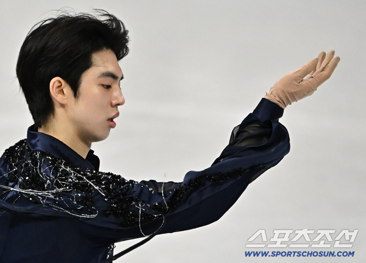 [밀라노 LIVE]얼굴에도 아쉬움이 한가득!' 차준환, 점프 실수 나왔다…