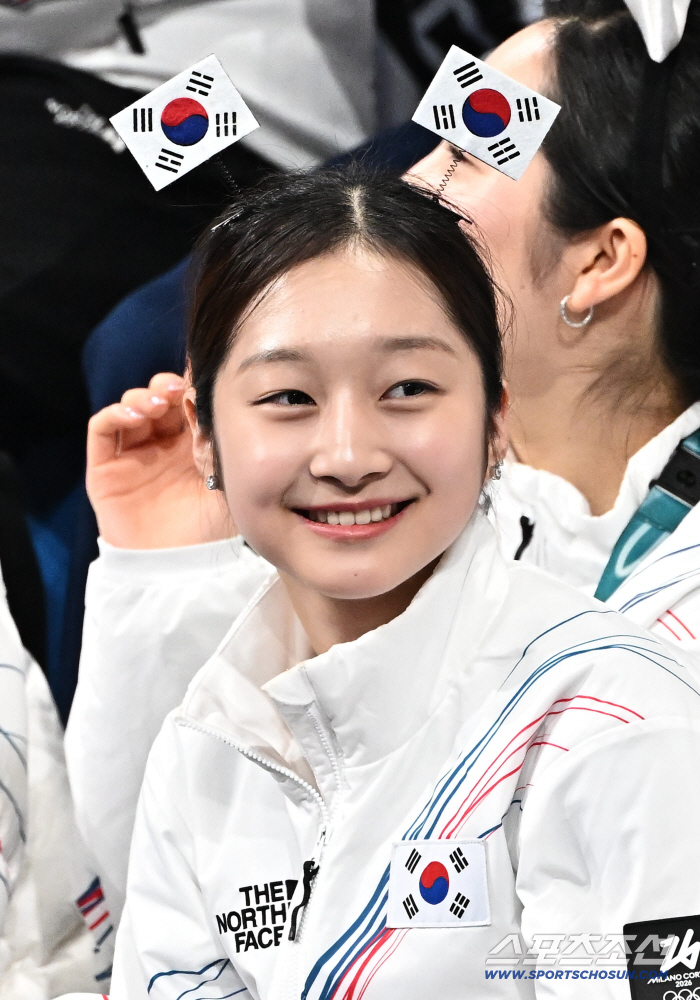 이러니 빠져들 수밖에... '인간토끼' 신지아, 피겨 '국민 여동생' 등극, 깜찍하게 태극기 머리띠 응원 [밀라노 LIVE]