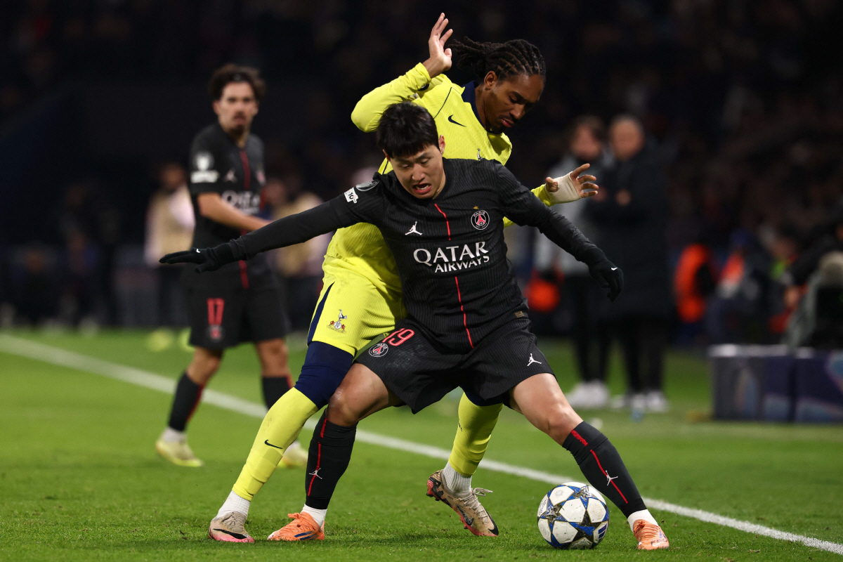 이럴 수가! PSG, 이강인 이적 막아놓고 '황당 대우'...수익은 톱인…