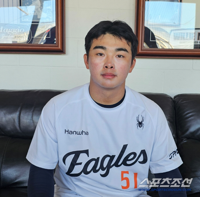 한국시리즈 홈런보다 기억에 남는 순간?… 문현빈, 과감한 타격폼 변화 → 수비왕 껌딱지 