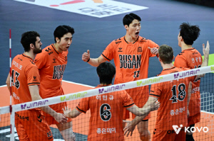 부산 배구 열기에 제대로 웃었다…OK저축은행, 삼성화재 잡고 4위로 점프 [부산 리뷰]