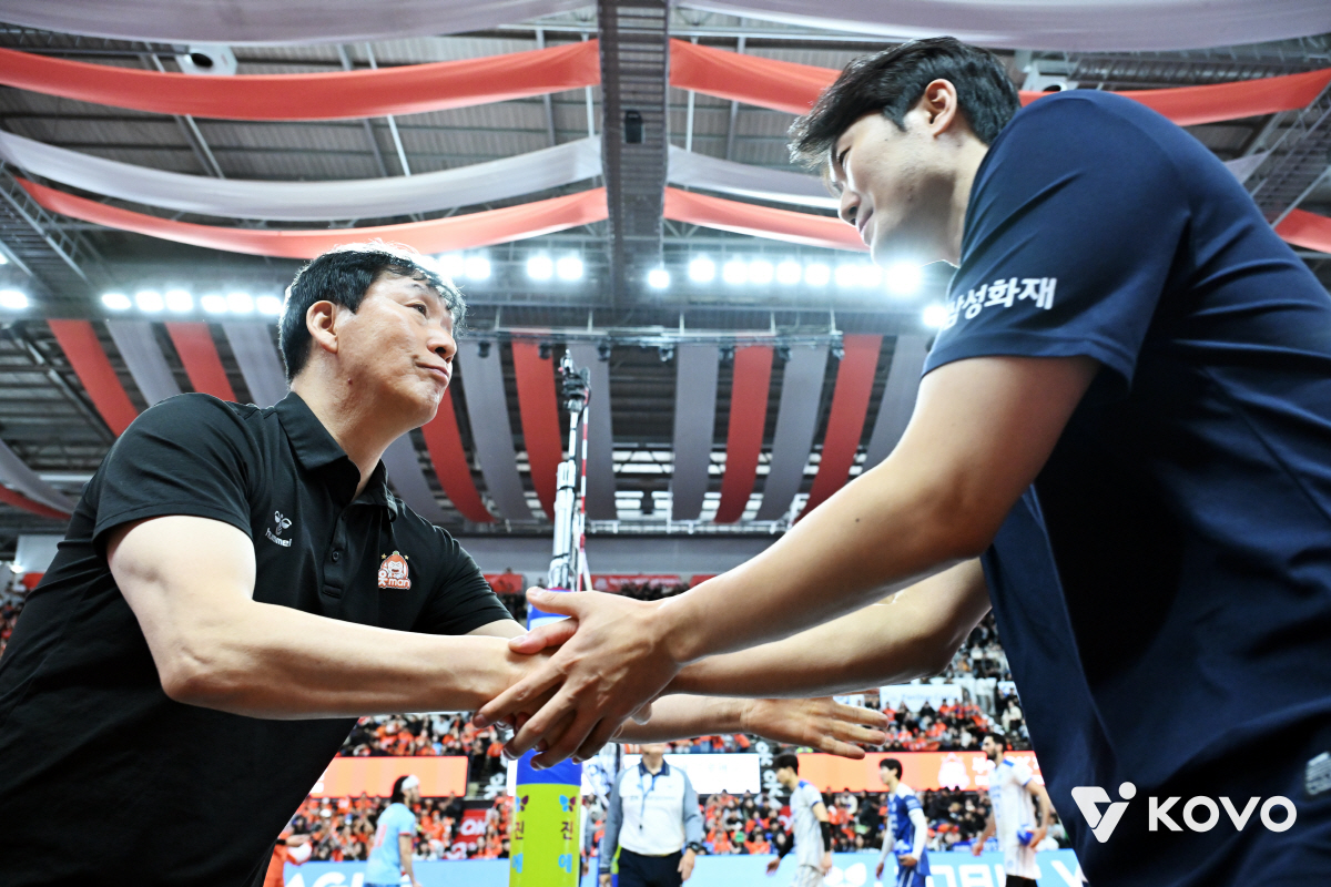 부산 배구 열기에 제대로 웃었다…OK저축은행, 삼성화재 잡고 4위로 점프…