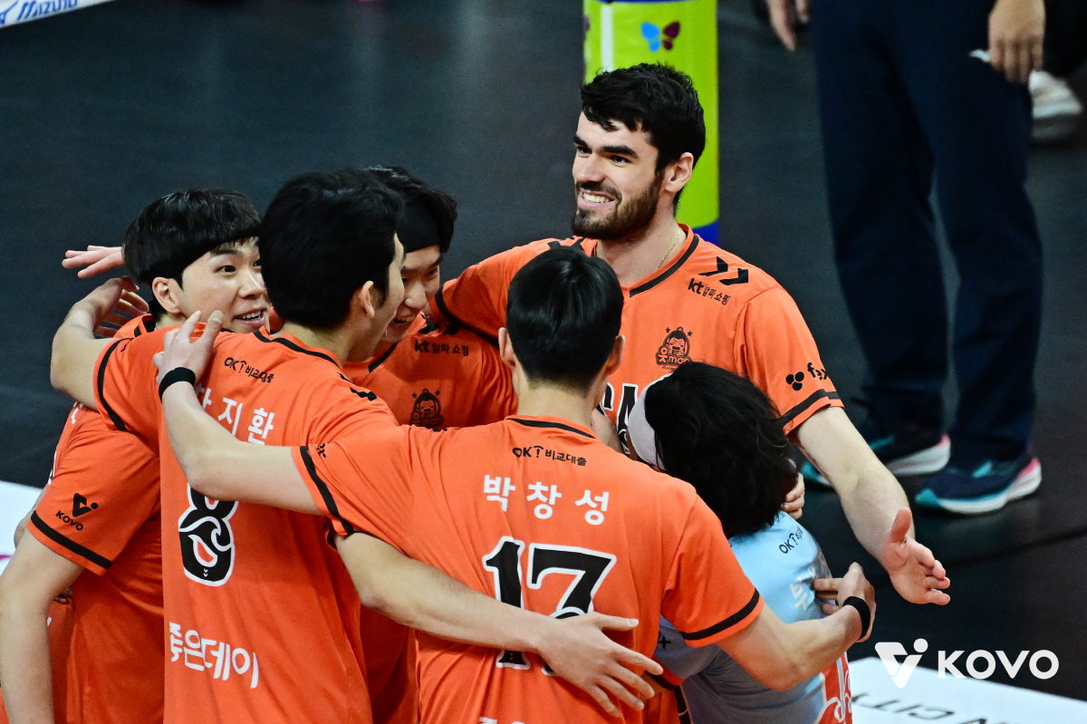 부산 배구 열기에 제대로 웃었다…OK저축은행, 삼성화재 잡고 4위로 점프…