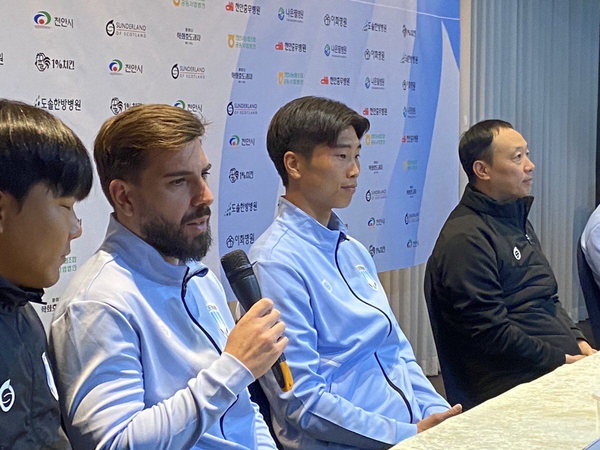 'PO 돌풍' 노리는 천안시티…박진섭 감독 "지옥 훈련 견뎌낸 정신력이 …